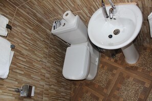 Basic Cottage, 1 Queen Bed | Bathroom | Shower, free toiletries, towels - Roundhouse Marloth (Nkomazi)