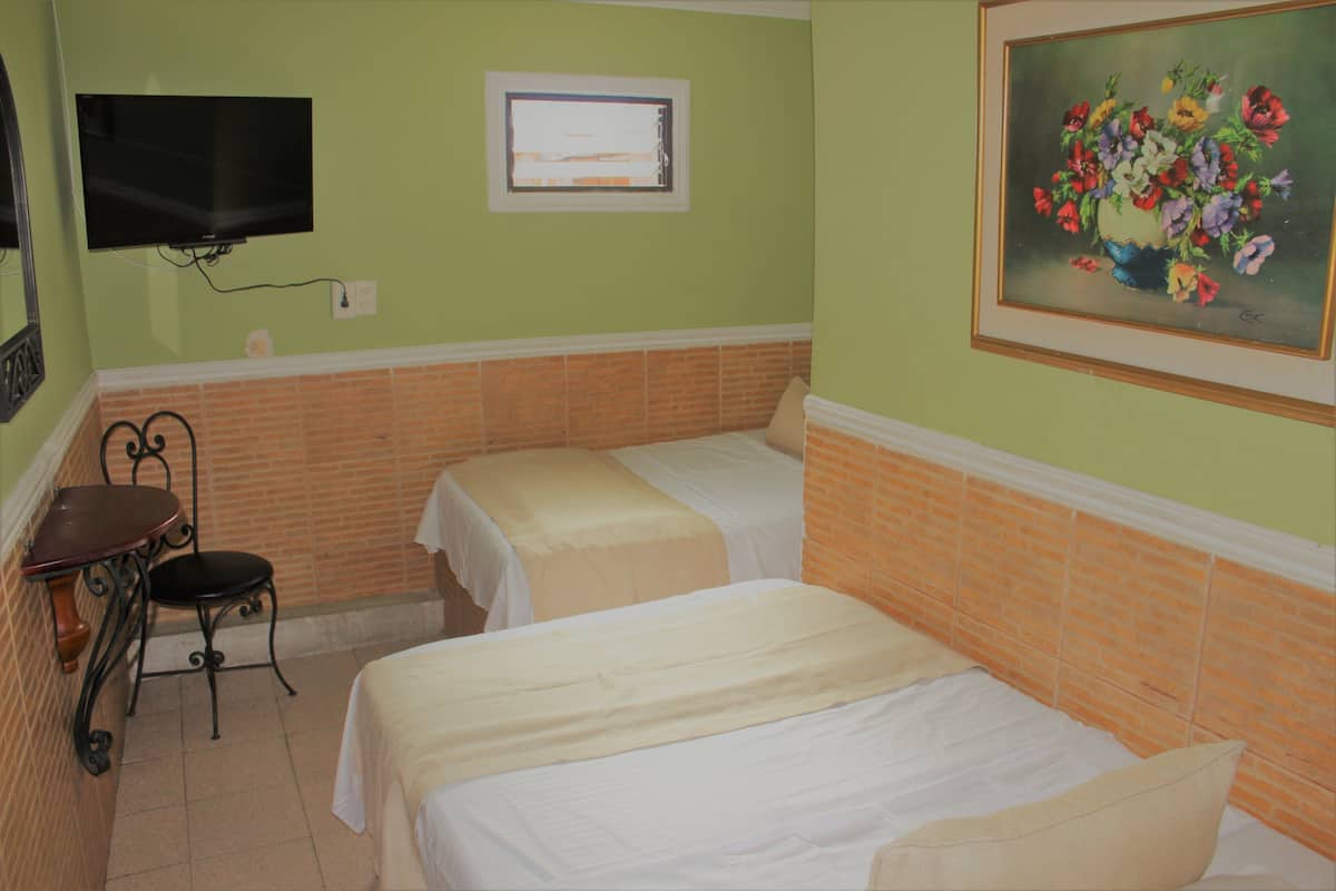 Quarto família, várias camas, para não fumantes | Cortinas blackout, Wi-Fi de cortesia, roupa de cama