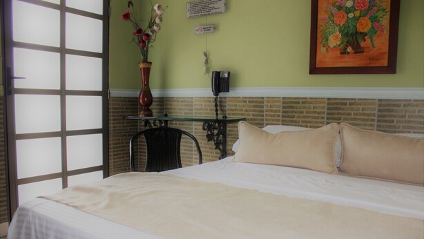Quarto casal, para não fumantes, sacada | Cortinas blackout, Wi-Fi de cortesia, roupa de cama