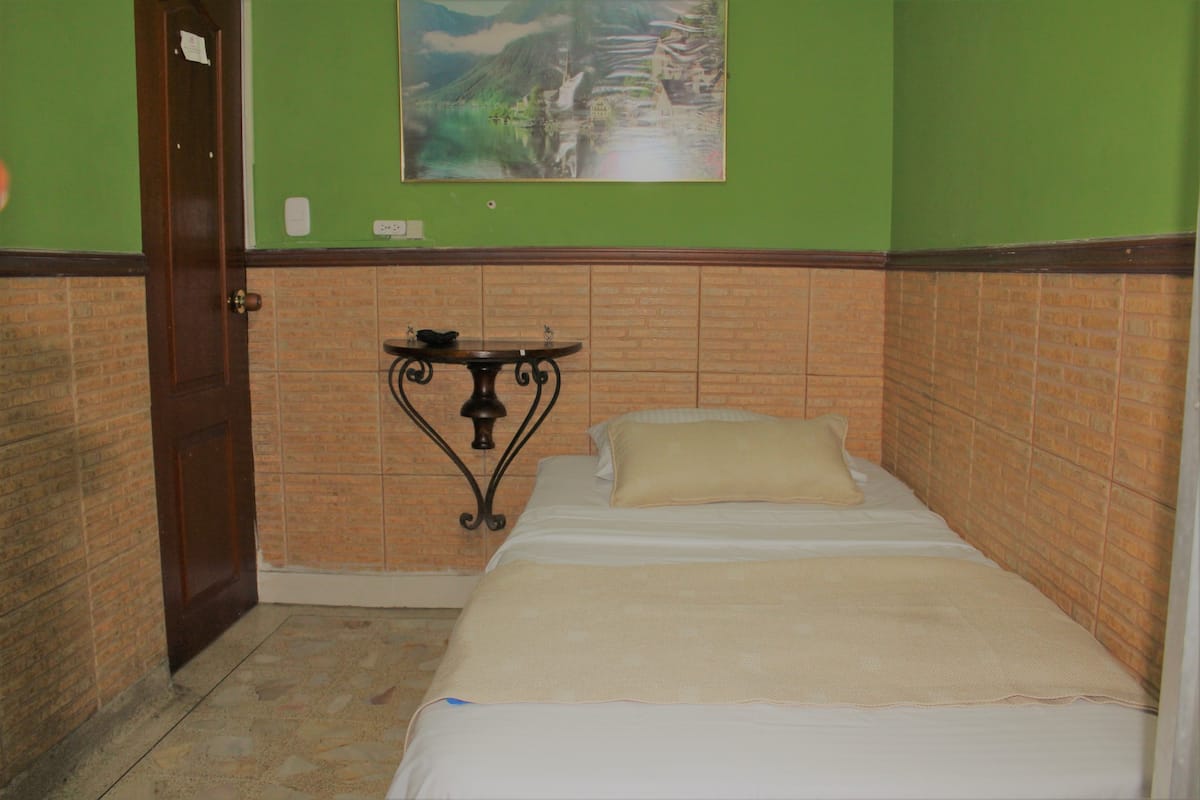 Quarto solteiro, 1 cama de solteiro, para não fumantes | Cortinas blackout, Wi-Fi de cortesia, roupa de cama