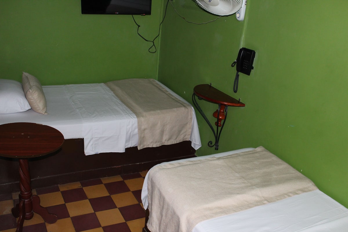 Quarto duplo, 2 camas de solteiro, para não fumantes | Cortinas blackout, Wi-Fi de cortesia, roupa de cama