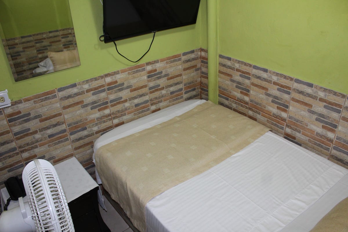 Quarto solteiro econômico, para não fumantes, banheiro compartilhado | Cortinas blackout, Wi-Fi de cortesia, roupa de cama