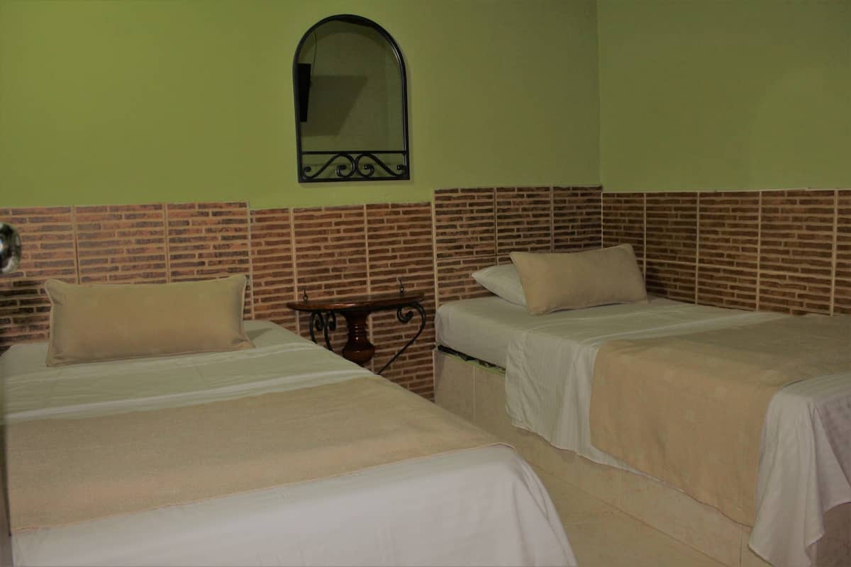 Quarto duplo, para não fumantes, banheiro compartilhado | Cortinas blackout, Wi-Fi de cortesia, roupa de cama