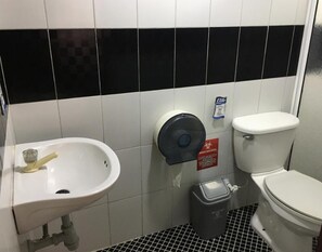 Shower, towels - Hotel Palomares Del Sur (Itagüí)