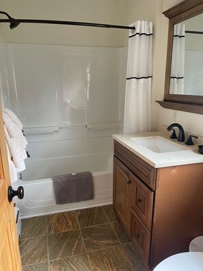 Beatty Cottage | Bathroom - Beach Cottages at Lake George (Lake George)