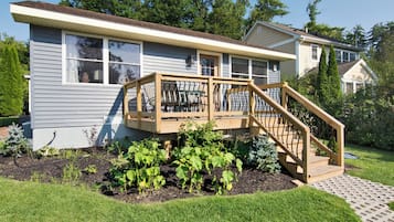 Backyard Cottage | Living area | Flat-screen TV