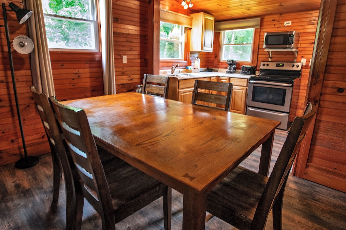 Corner Cottage | In-room dining