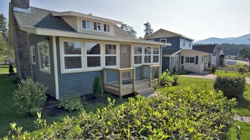 Corner Cottage | Living area | Flat-screen TV