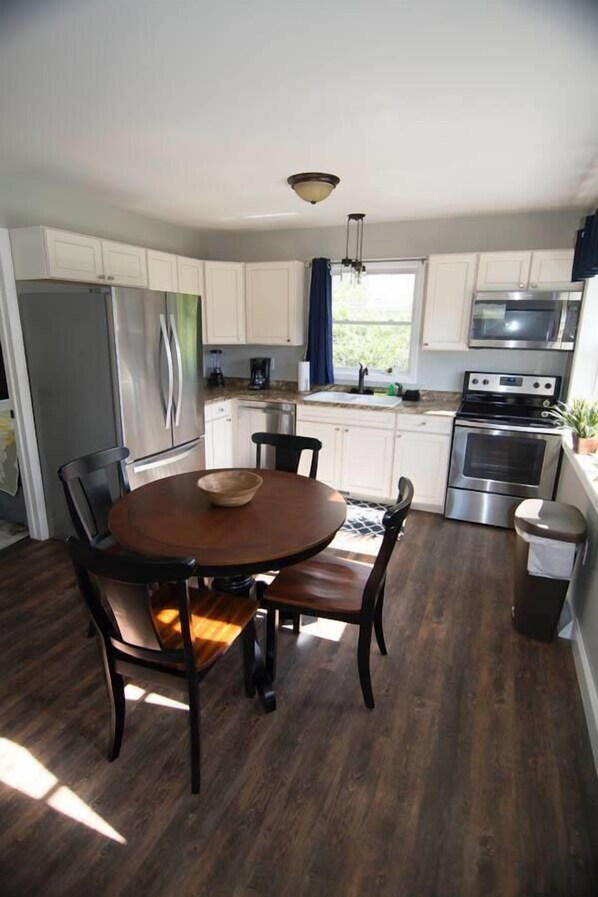 Backyard Cottage - Beach Cottages at Lake George (Lake George)