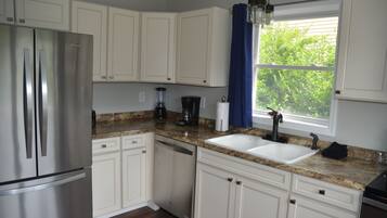 Backyard Cottage | Private kitchen | Oven, cookware/dishes/utensils