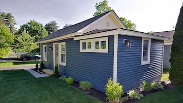 Beatty Cottage | Living area | Flat-screen TV