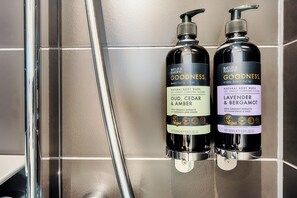 Chambre supérieure double | Commodités de la salle de bain | Serviettes fournies, savon, papier de toilette