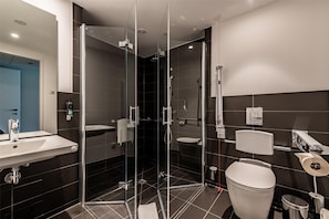 Doppelzimmer, rollstuhlgeeignete Dusche | Barrierefreies Bad