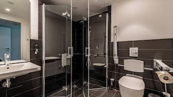 Quarto casal, chuveiro com barras de apoio | Banheiro