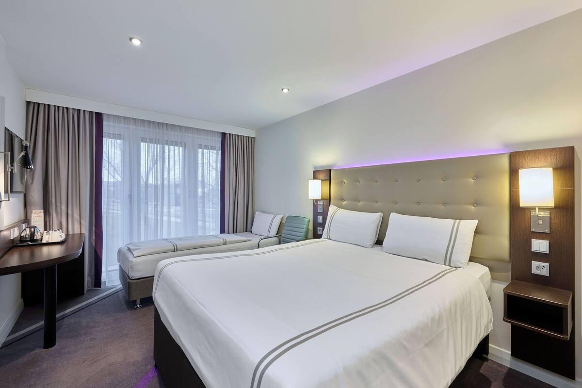 Standard Triple Room | Soundproofing, WiFi (free), bed sheets