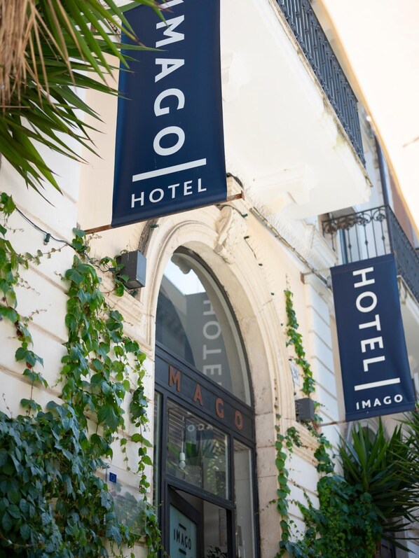 A hotel entrance with a sign reading "IMAGO HOTEL" and "IMAGO HOTEL IMAGO". - Hotel Imago (Bari)