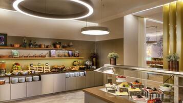 Tägliches Frühstücksbuffet (33 EUR pro Person)