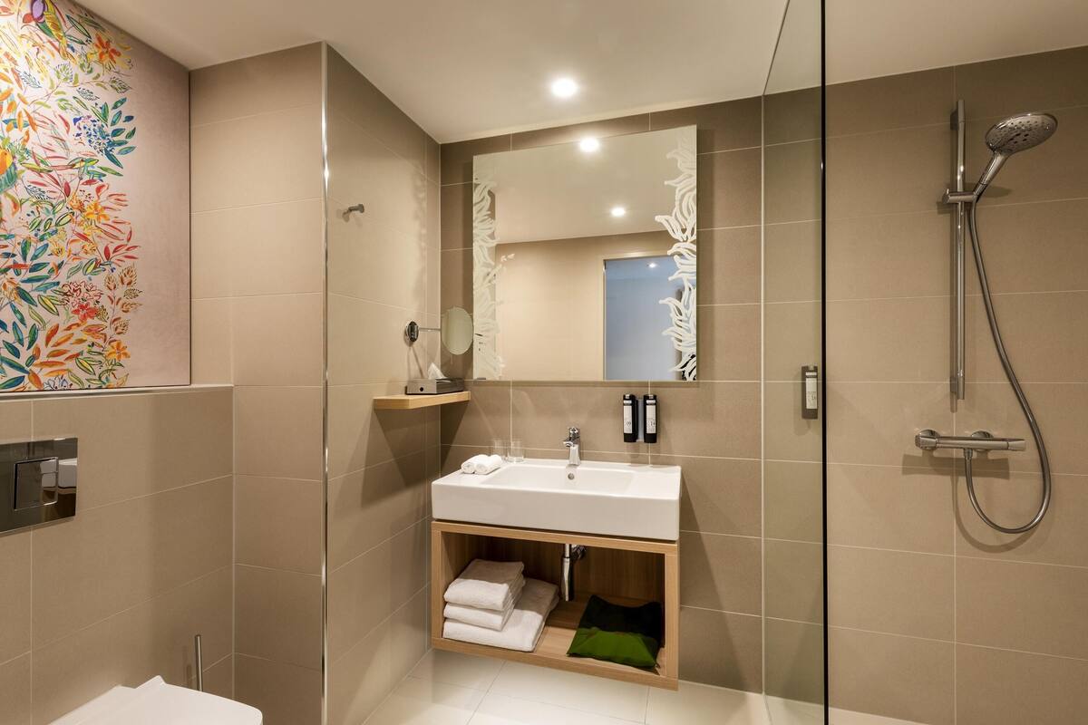 1 bedroom, hypo-allergenic bedding, in-room safe, desk