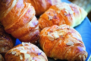 Bữa sáng buffet hàng ngày (33 EUR/mỗi người)
