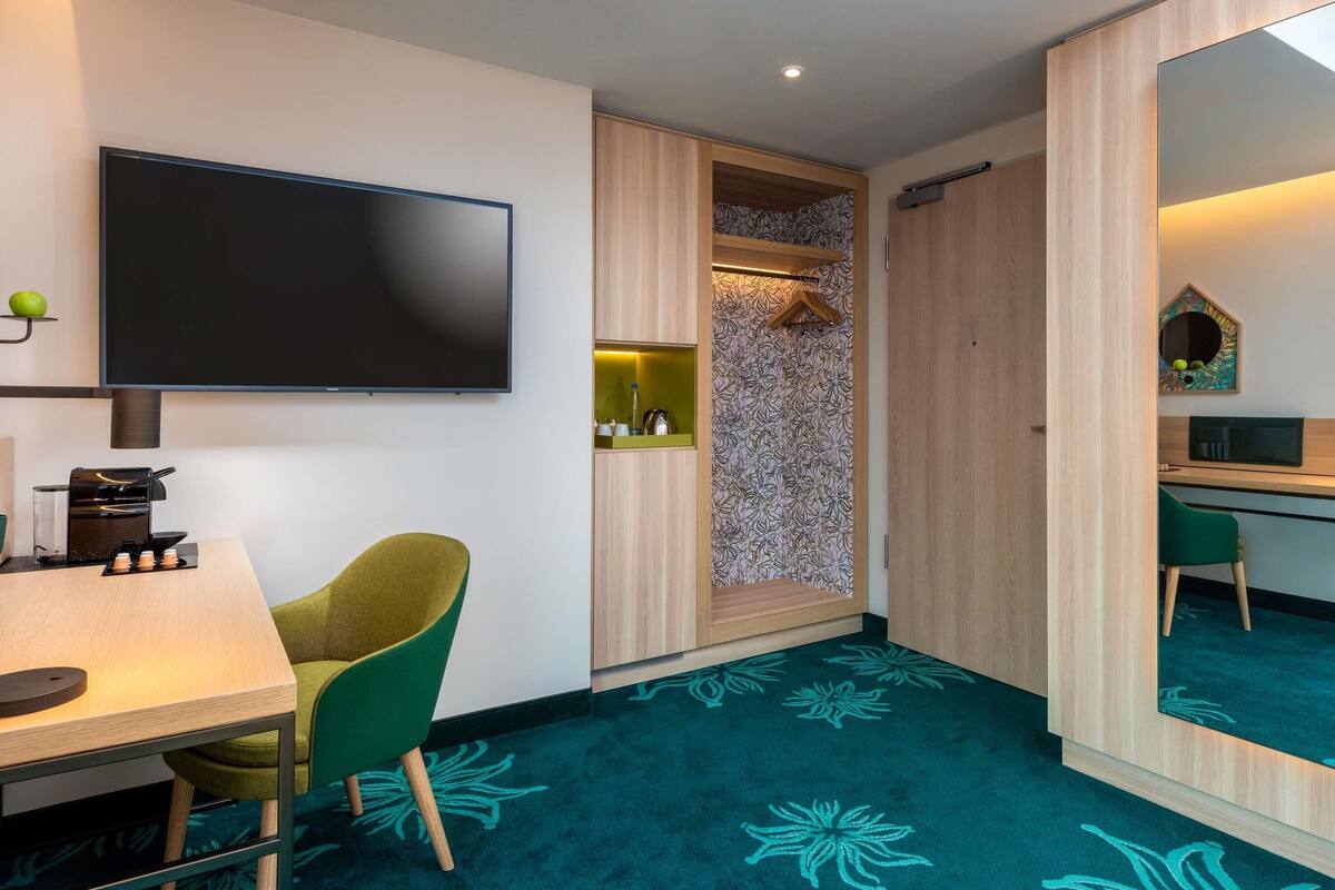 Room, 1 Queen Bed (Sleep) | 1 bedroom, hypo-allergenic bedding available, in-room safe, desk