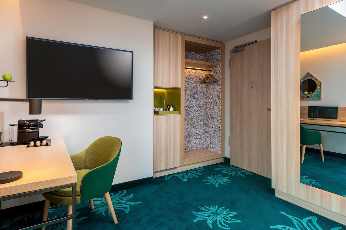 1 bedroom, hypo-allergenic bedding, in-room safe, desk