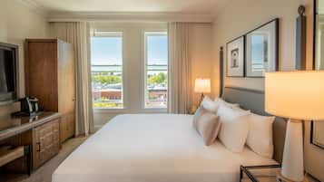 Ropa de cama de alta calidad y caja de seguridad en la habitación