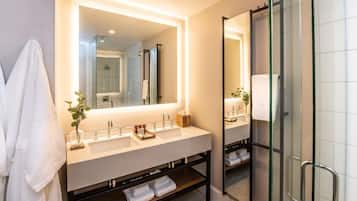 Quarto superior, 1 cama King | Banheiro | Chuveiro, produtos de toalete de grife, toalhas de banho