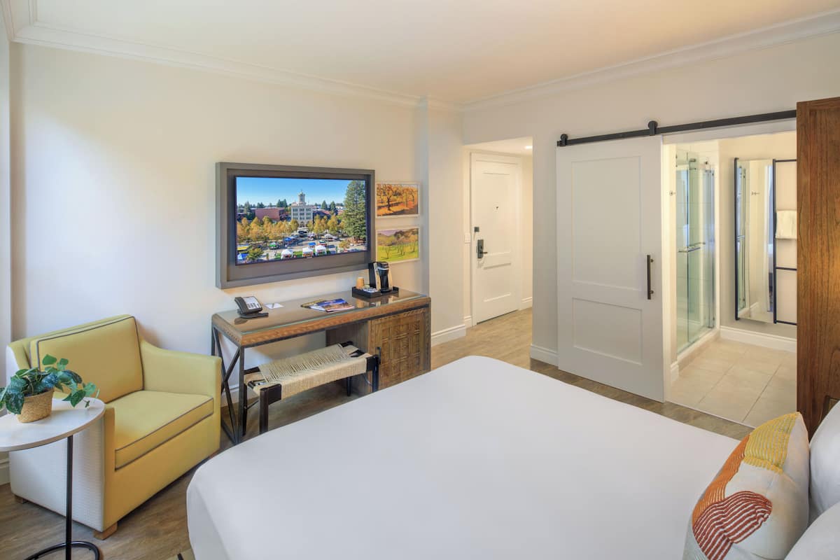 Standard Room, 1 King Bed