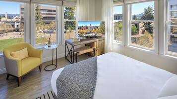 Superior-rum - 1 kingsize-säng | Sängtillbehör av högsta kvalitet och värdeförvaringsskåp på rummet