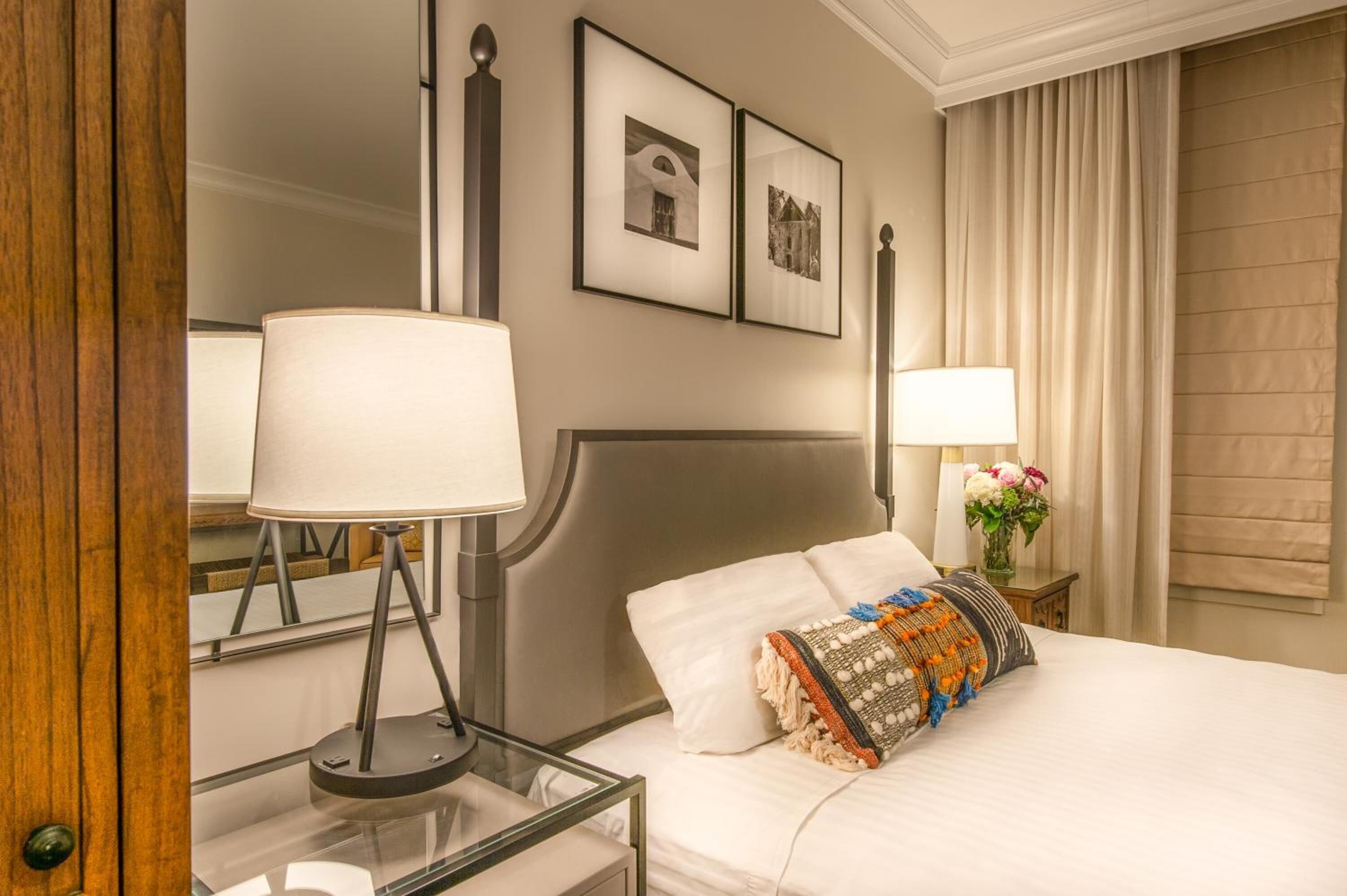 أغطية فراش متميزة وخزنة داخل الغرفة وستائر تعتيم ومكواة/لوح كي