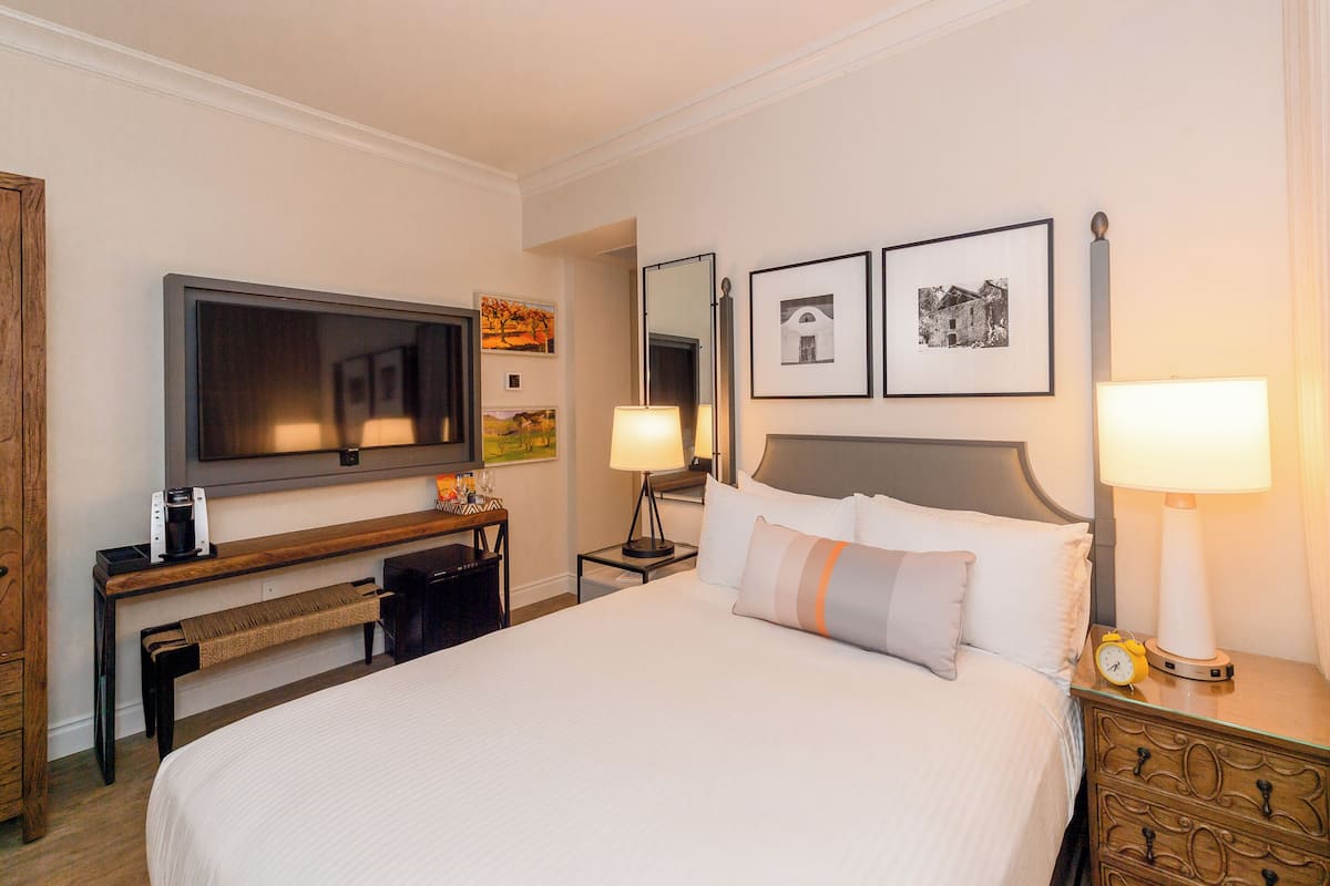 Deluxe-Zimmer, 1 Queen-Bett | Hochwertige Bettwaren, Zimmersafe, Verdunkelungsvorhänge