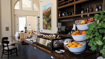 Tägliches inbegriffenes kontinentales Frühstück