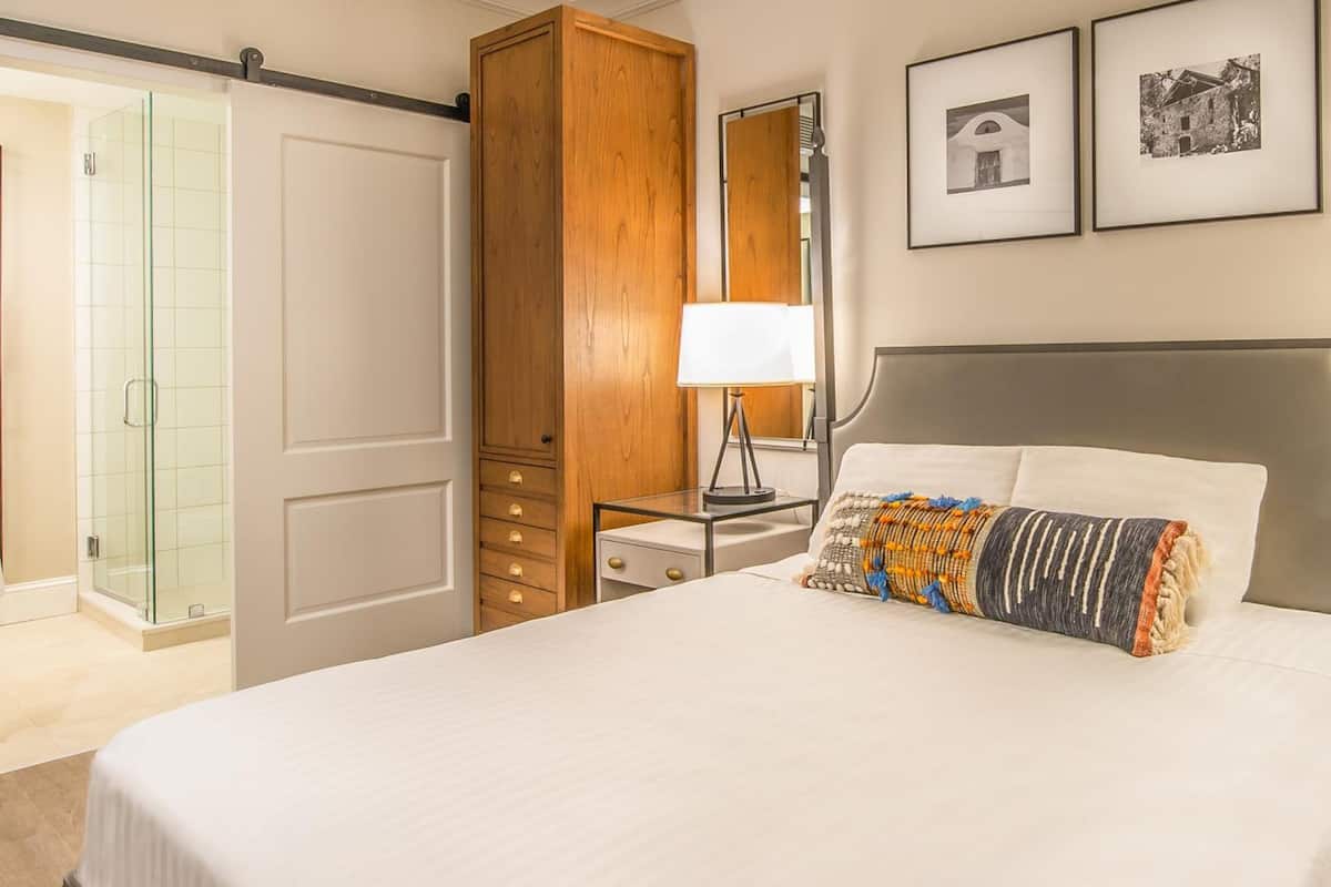 Deluxe-Zimmer, 1 Queen-Bett (ADA Room) | Hochwertige Bettwaren, Zimmersafe, Verdunkelungsvorhänge