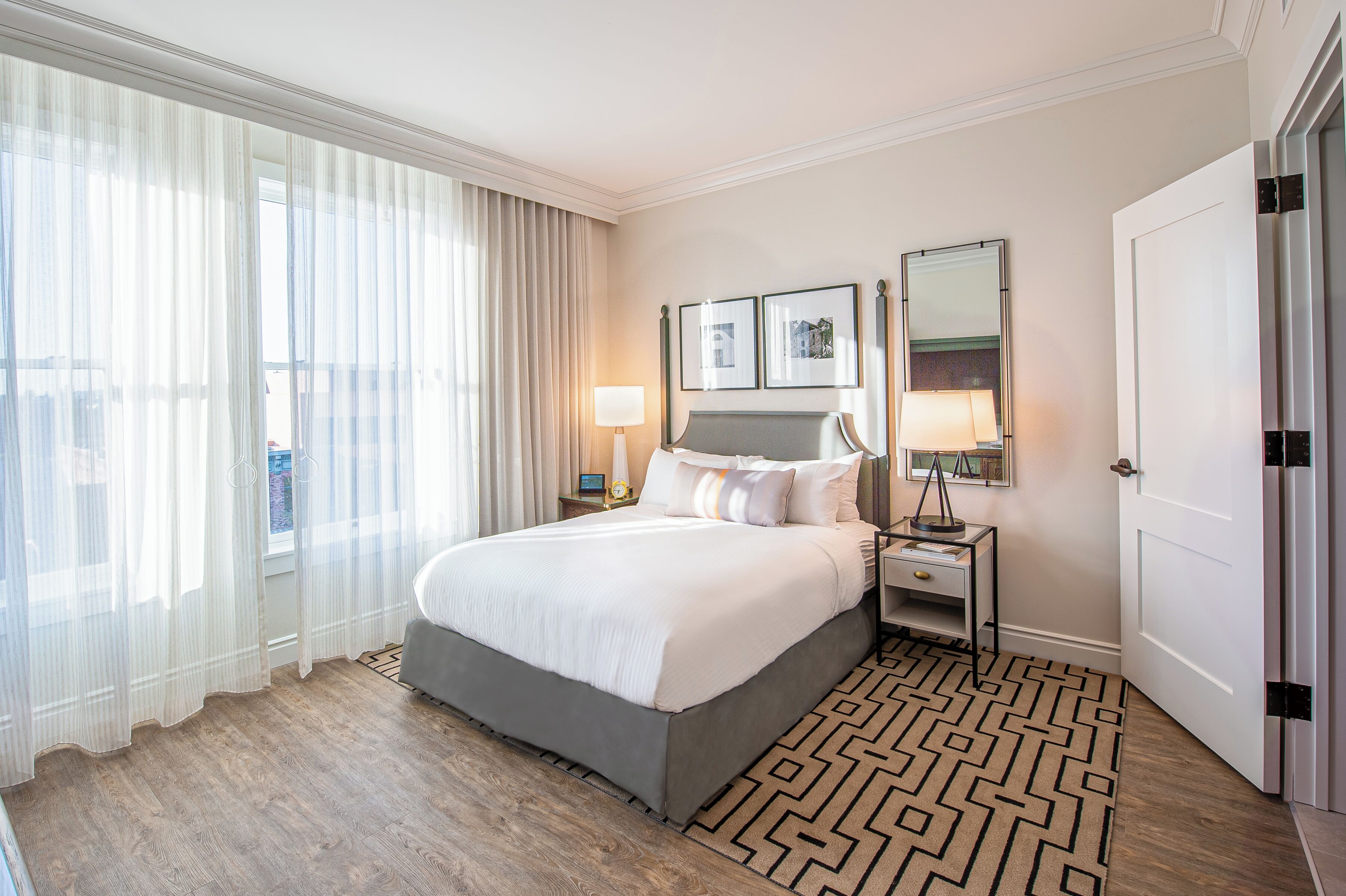 豪華客房, 1 張加大雙人床 (ADA Room) | 高級寢具、房內夾萬、遮光窗簾/窗簾、熨斗/熨衫板