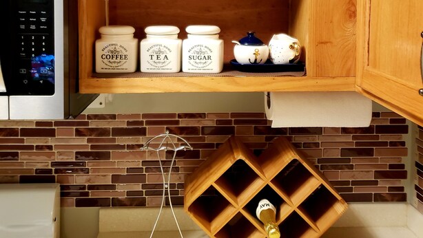 Coffee/tea maker, full-sized fridge, microwave, oven - The Oasis at Kensington (Kingston)
