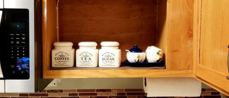 Full-size fridge, microwave, oven, stovetop