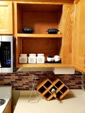 Full-sized fridge, microwave, oven, stovetop