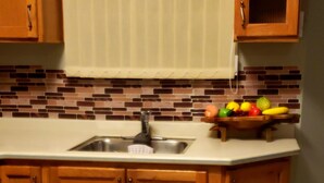 Coffee/tea maker, full-sized fridge, microwave, oven - The Oasis at Kensington (Kingston)