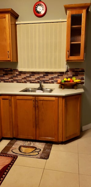 Full-sized fridge, microwave, oven, stovetop