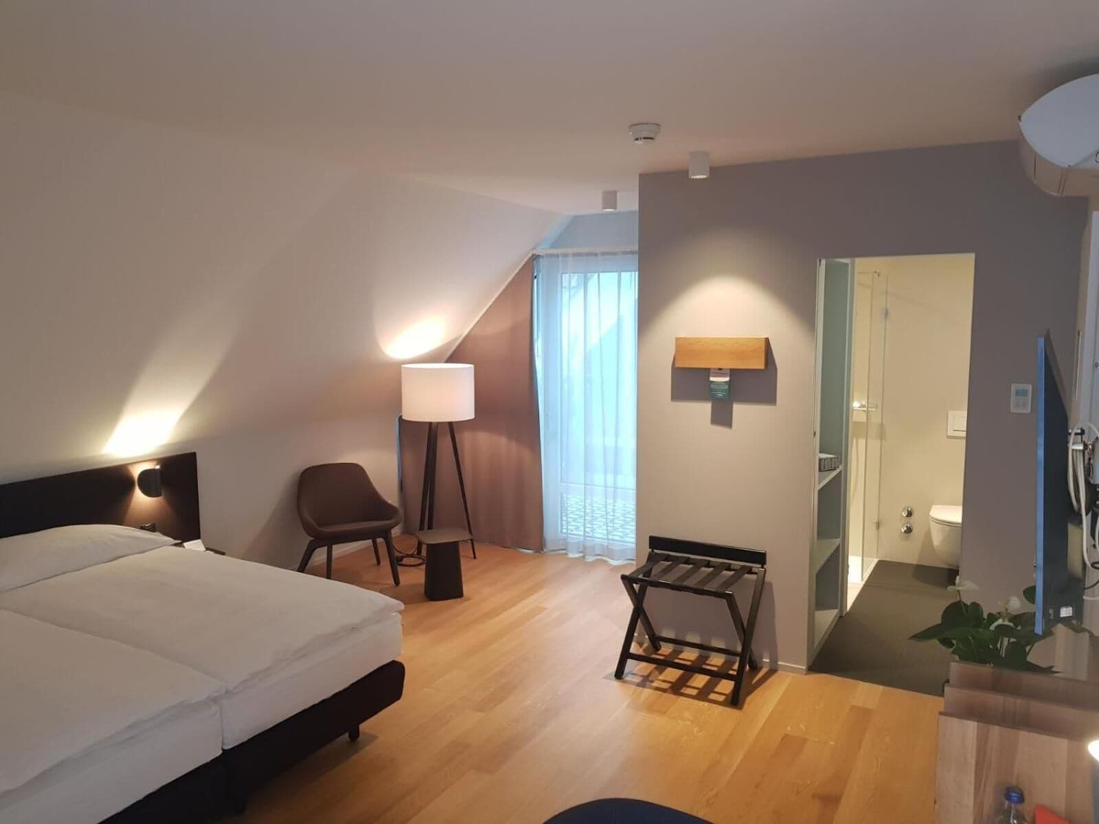 design double or twin room | in-room safe, desk, free wifi