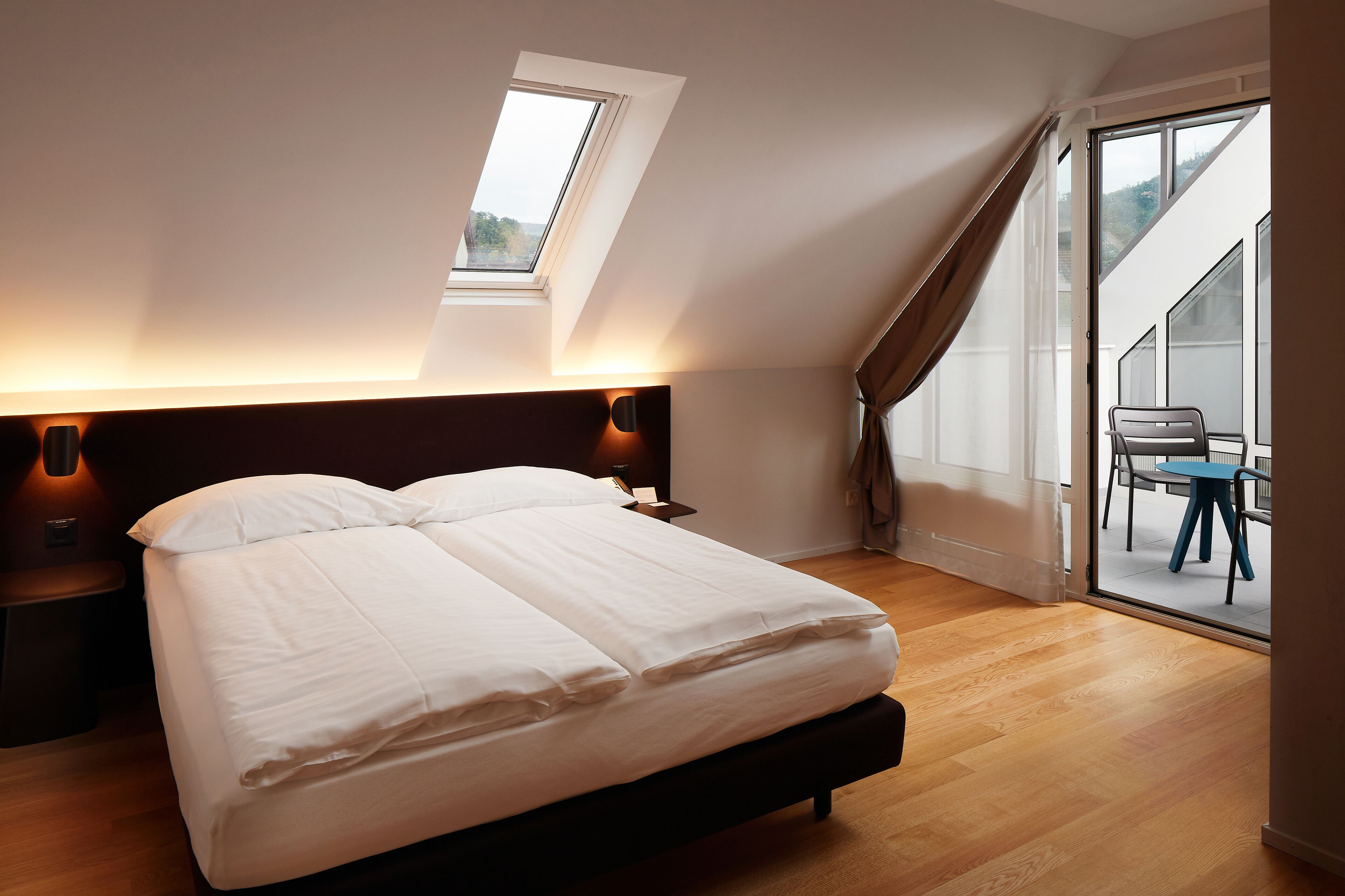 design double or twin room | in-room safe, desk, free wifi