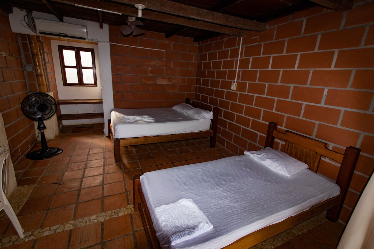 Cortinas blackout, wifi gratis y ropa de cama 