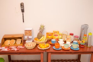 Free daily continental breakfast  - Hostel Casa Blanca Tarija (Tarija)