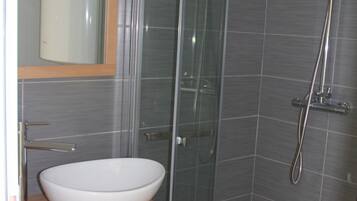 Douche, sèche-cheveux, serviettes fournies, savon