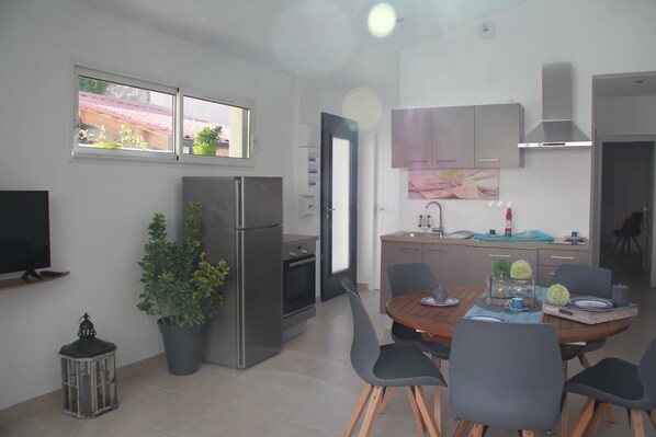 Réfrigérateur, four à micro-ondes, un four, surface de cuisson