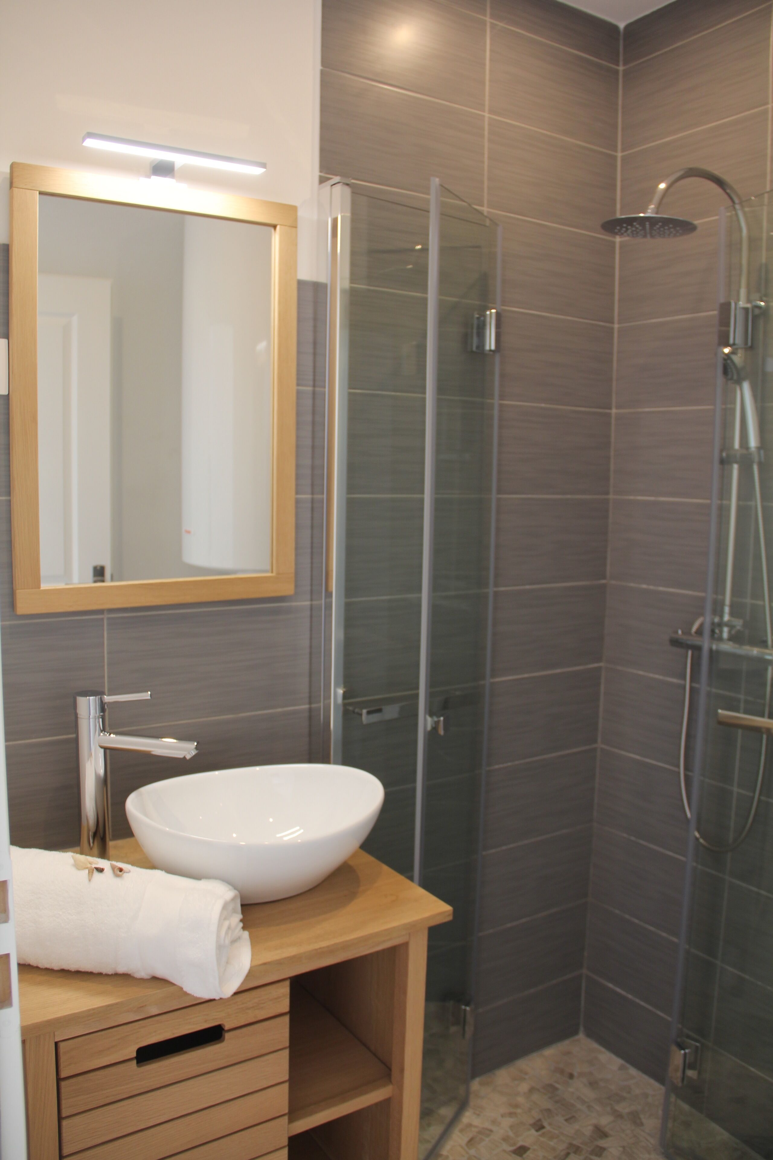 Douche, sèche-cheveux, serviettes fournies, savon