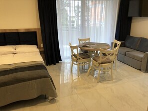 Apartment, 1 Queen Bed with Sofa bed, Non Smoking, Lake View | Blackout drapes, free WiFi, bed sheets