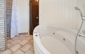 Shower - Nice home in Nordborg with sauna (Nordborg)