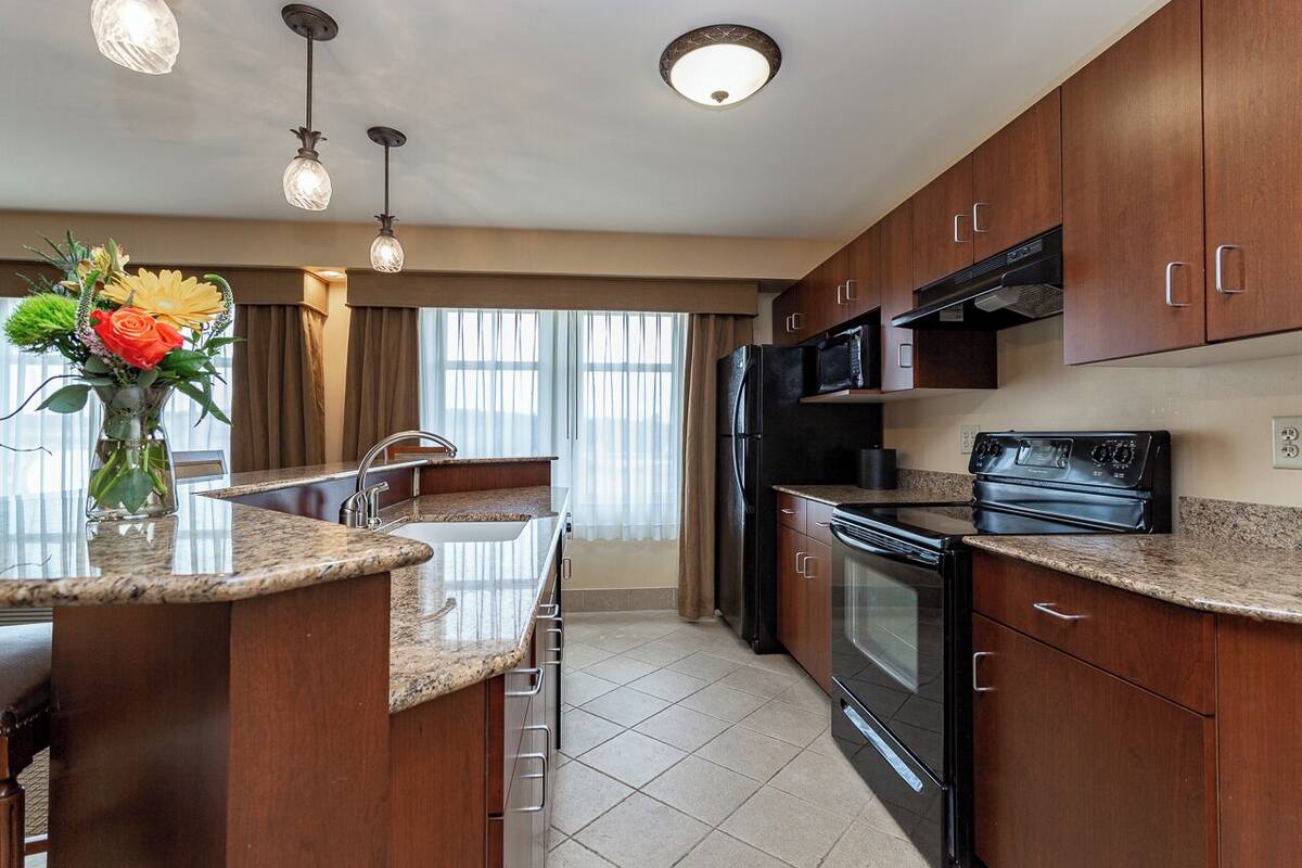 microwave, coffee/tea maker