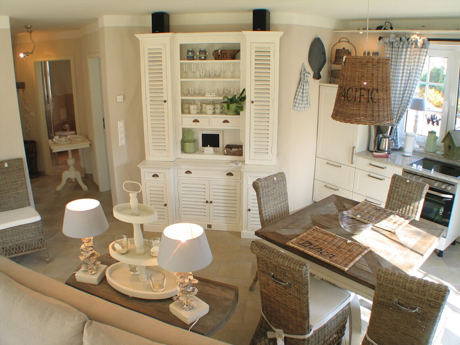 Réfrigérateur, four, lave-vaisselle, cafetière/bouilloire